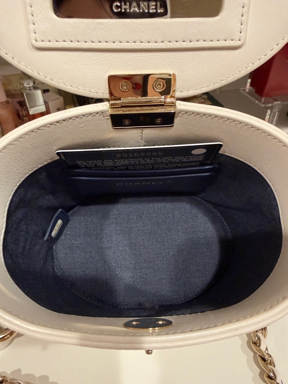 Chanel vintage lambskin, vanity case round bucket style with cc Turlock & chain - Picture 7 of 16
